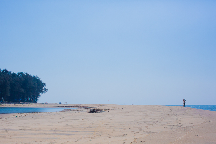 Безлюдный пляж в Квериме: Необитаемый пляж близ деревеньки Куерим в Гоа, Индия.