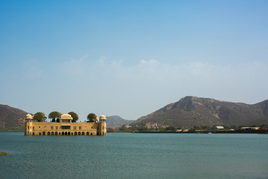 Дворец Джал, Джайпур, Индия: Летняя резиденция махараджи. Летний зной в городе невыносим, а на воде прохладно и свежо.