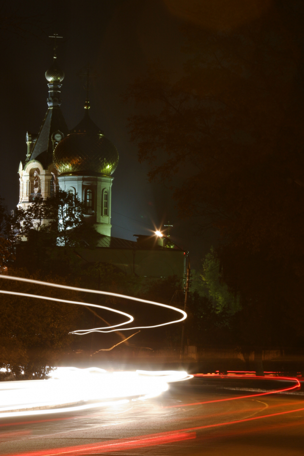 низколетящие объекты впереди!: Ночной снимок с длинной выдержкой Троицкого храма в городе Раменское, Россия