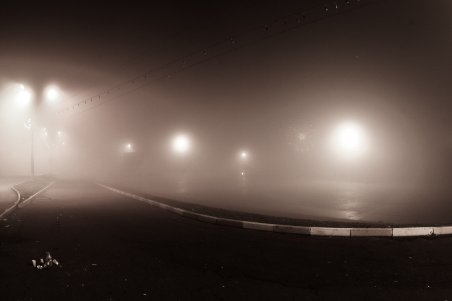 ночной туман: Уличные фонари в тумане
