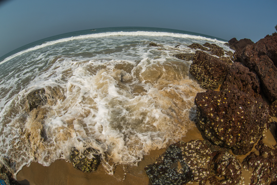 индийский океан суров: Волны индийского океана через объектив "рыбий глаз"