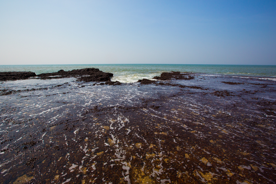 Пляж в Анжуне: Каменистый пляж в Анжуне, Гоа, Индия.