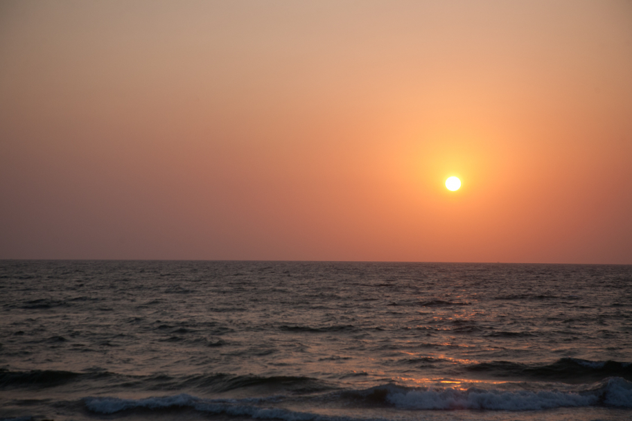 Закат в Гоа: Типично романтичный закат в море близ Кандолима, Гоа, Индия