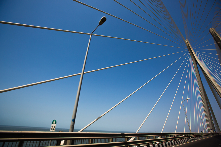 СиЛинк: Морской мост Бандра — Ворли (хинди बान्द्रा-वर्ली समुद्रसेतु, англ. Bandra–Worli Sea Link) — платный автомобильный вантовый мост в городе Мумбаи, штат Махараштра, Индия. Второе название — Мост Раджива Ганди. По состоянию на 2016 год, имея длину в 5,6 километра, занимает 103-е место в списке самых длинных мостов мира и 1-е место в списке самых длинных надводных мостов Индии. (с) Wikipedia