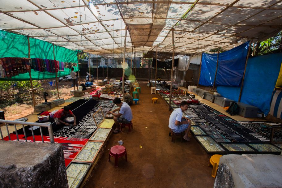 тибетский ювелирный базарчик: Маленький тибетский ювелирный рынок на Холидей стрит, Калангут, Гоа, Индия