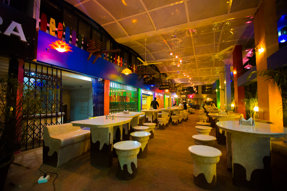 нетипичное гоанское кафе: Крайне нетипичное по дизайну, и малопосещаемое кафе в Калангуте, Гоа, Индия.