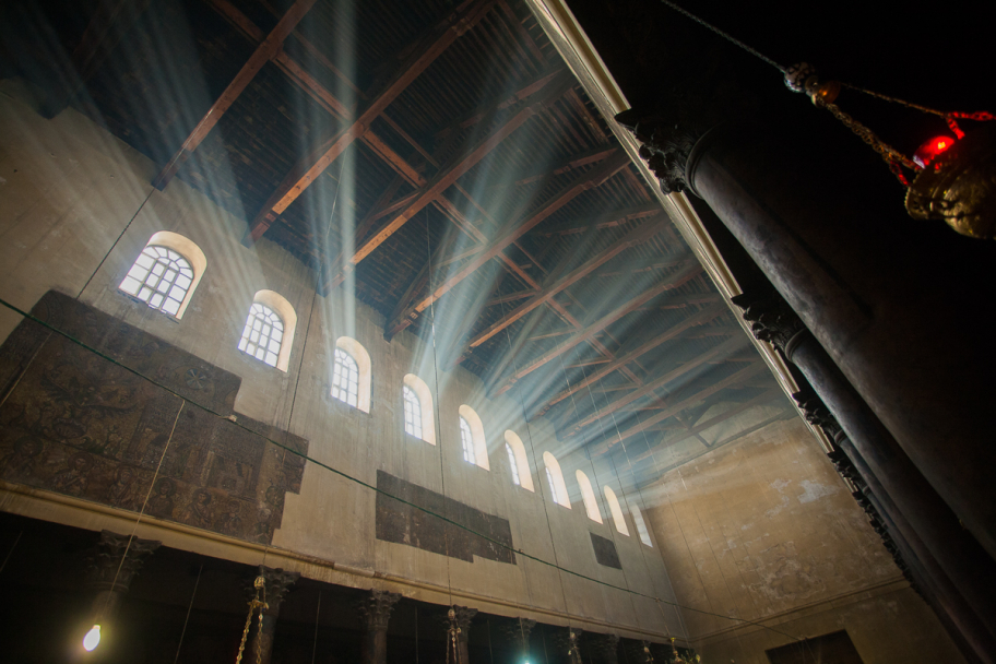 Базилика Рождества Христова, Вефлеем, Израиль: Лучи солнечного света, пробивающиеся через окна в Базилике Рождества Христова, Вефлеем, Израиль